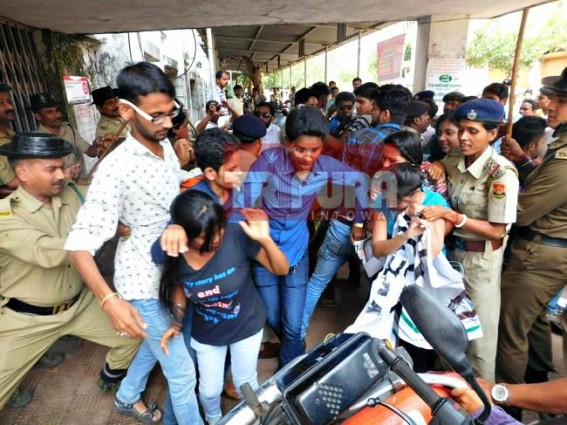 Clash erupted among police & TMCP : many injured in 'Anuara-protest'